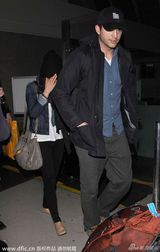 组图：库彻棒球帽现身机场 未婚妻平底鞋疑有孕