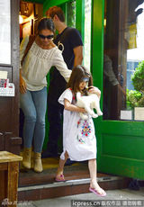 组图：凯蒂带女儿散心 苏瑞民族风装扮怒对镜头