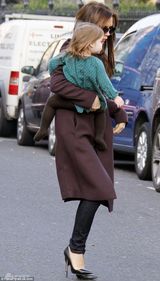 组图：贝嫂枣红大衣抱爱女出街 小七睡眼朦胧