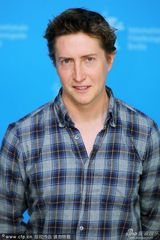 组图：《雪崩王子》发布 主演勾肩搭背哥俩好