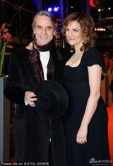 组图：《去往里斯本的夜车》首映 梅拉尼秀香肩