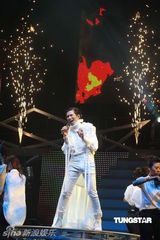 组图：萧敬腾唱《black or white》 向杰克逊致敬