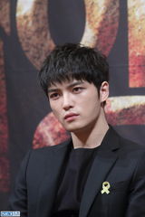 独家高清：金在中林时完帅气宣传《Triangle》