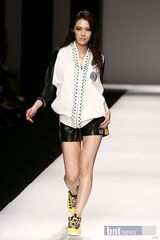 组图：f(x)宋茜与朴宰范全慧彬等众星云集时尚秀场