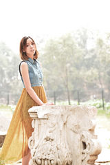 组图：陈怡驻足圆明园遗址 沉静感受历史余韵