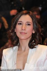 组图：女星西贝尔-凯基莉白色西服配纱裙个性时尚