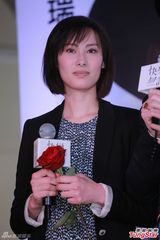 组图：梁洛施复出演舞台剧 穿黑丝短裙秀长腿