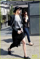 组图：詹妮弗-劳伦斯黑装出街秀圆腰硕腿