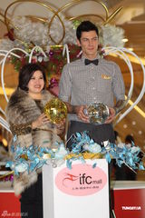 组图：钢琴家马克西姆-姆尔维察谱奏响圣诞序曲