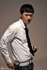 组图：亓航(启航)黑白新写真变身优雅型男