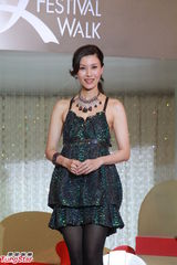 组图：李嘉欣吊带裙装闪亮富贵