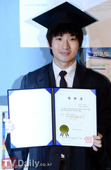 组图：韩星高雅拉柳德焕参加大学毕业典礼