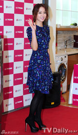 组图：韩星李珉廷亮相粉丝签名会 气质脱俗