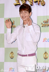 组图：SHINee温流王子装扮宣传新剧 对演技自信