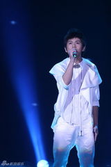 组图：李炜夺2010快男总冠军 刘心武艺分摘亚季军