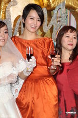 组图：梁咏琪为新人证婚 大方祝福郑伊健