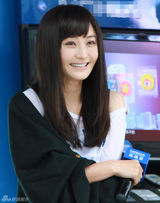 组图：姚笛出席某时尚活动  态度亲切获粉丝追捧