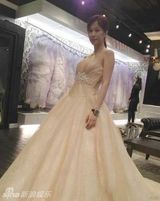 组图：文颂娴车震修成正果 尖沙咀试穿婚纱