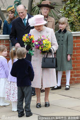 组图：英伊丽莎白女王路遇调皮小鬼讨要手中花