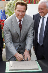 组图：施瓦辛格亮相2011戛纳电视节授予荣誉勋章