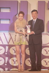 组图：中韩明星齐聚搜寻人气大奖颁奖礼  