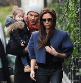 组图：小贝抱女儿现身街头 辣妹短外套线条硬朗