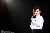 组图：杨钰莹干练造型献唱 笑谈:别抢人家饭碗