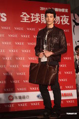 组图：隋棠杨谨华双姝比美腿 关颖火鸟装走可爱风