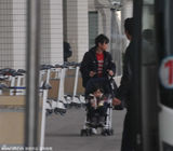 组图：林志颖娇妻携子现身 Kimi黑脸闷闷不乐