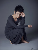 组图：孔琳时尚大片长裙红唇温暖如故