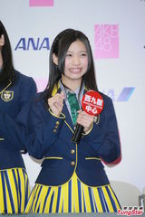 AKB48姐妹团旋风袭港 甜笑击掌粉丝乐翻天