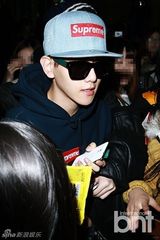 组图：韩团EXO结束台湾行返韩 粉丝挤爆机场