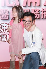 组图：钟镇涛携幼女做慈善 避谈再婚问题