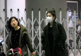 组图：高圆圆戴口罩亮相机场 黄海波随后现身