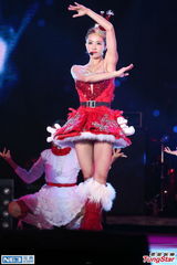 组图：蔡依林圣诞爆乳装抢镜 又唱又跳秀美腿