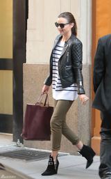 高清组图：米兰达-可儿街拍机车夹克搭配条纹衫