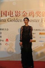 组图：白百何亮相红毯 镂空黑裙美艳