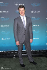 幻灯：众星关注气候问题 艾米-罗森红裙秀香肩