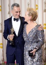 组图：丹尼尔-戴-刘易斯与梅丽尔-斯特里普合影