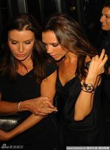 组图：贝嫂不堪骚扰躲好友臂弯 秀发飞散神态欠佳