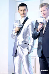 高清组图：黄晓明出席某活动 怀旧经典装出席