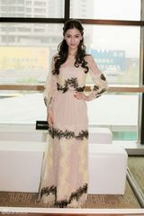 组图：Angelababy裸色长裙出席活动落落大方