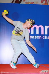 组图：陈奕迅新专辑签名会搞怪拍照