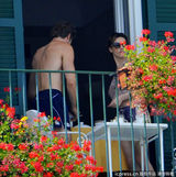 组图：凯莉-布鲁克肉臀若隐若现 与男友海边度假