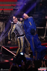 组图：陈奕迅压轴演唱 与女歌手热情拥抱