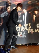 组图：Rain李娜英等宣传《逃亡者》 众星强强联手