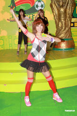 幻灯图：黑涩会美眉参加世界杯活动 看球不为看帅哥