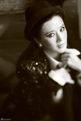 组图：演员周显欣秋日冶艳朋克风写真