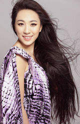 组图：歌手曲丹紫衣写真 时尚妩媚复古知性