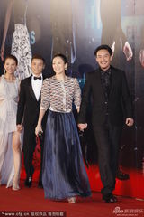 组图：章子怡秀甜美笑容牵手张震亮相